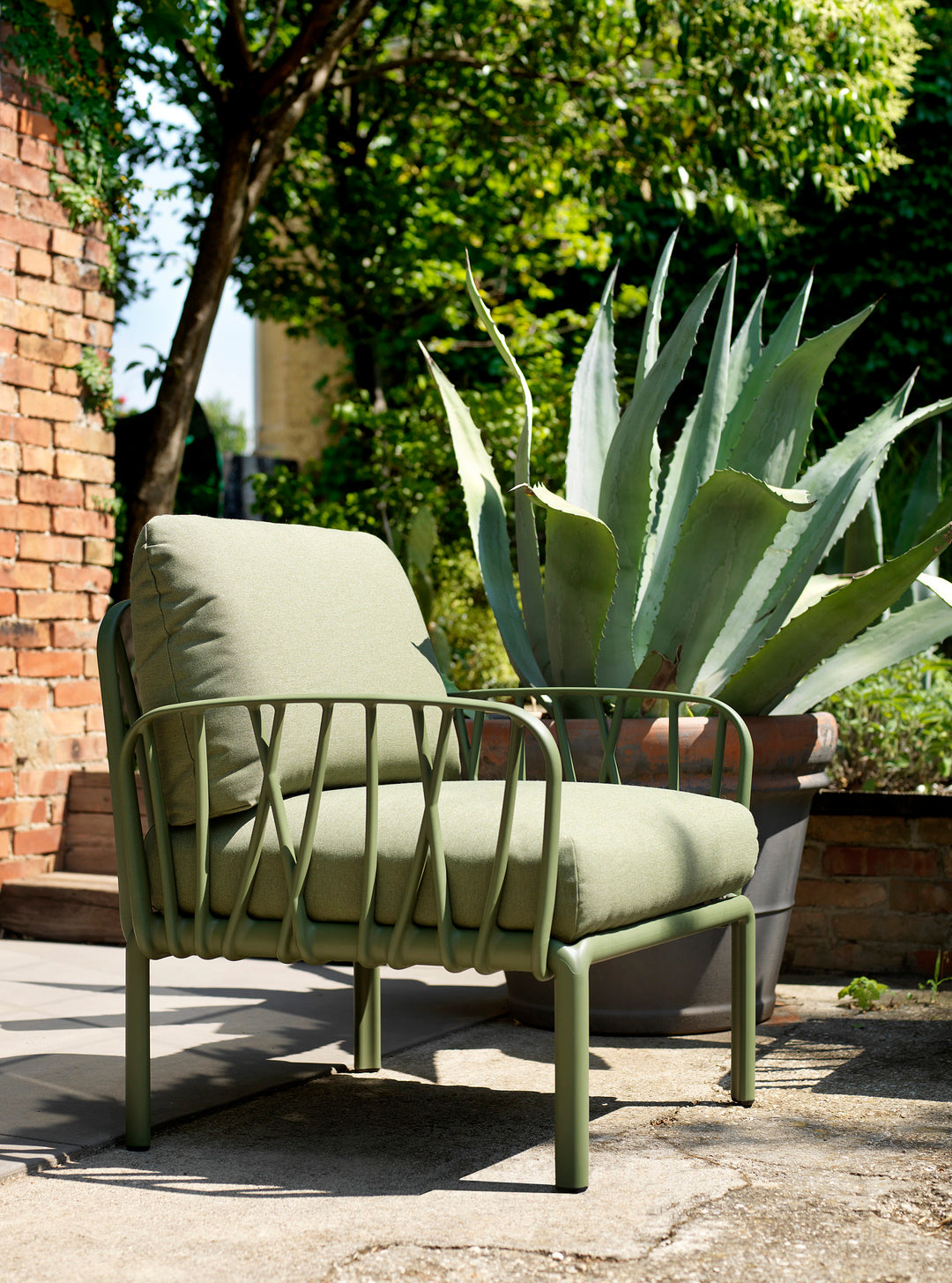 SALE Ex-Display Nardi Komodo 2 Seater Sofa, Armchairs, Table Set